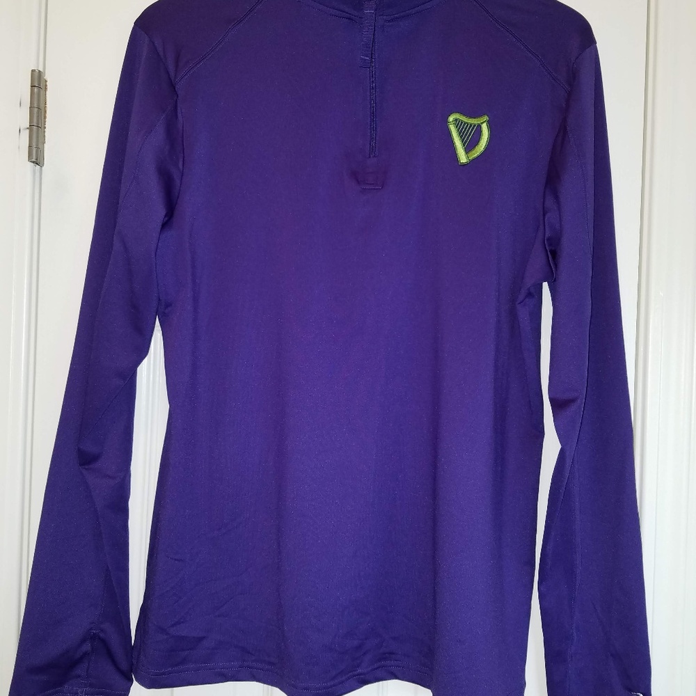Sport Pullover with zipper at the Neckline.